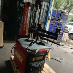 Máy ra vào lốp xe con Corghi